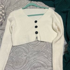 Long sleeve. Button detail.